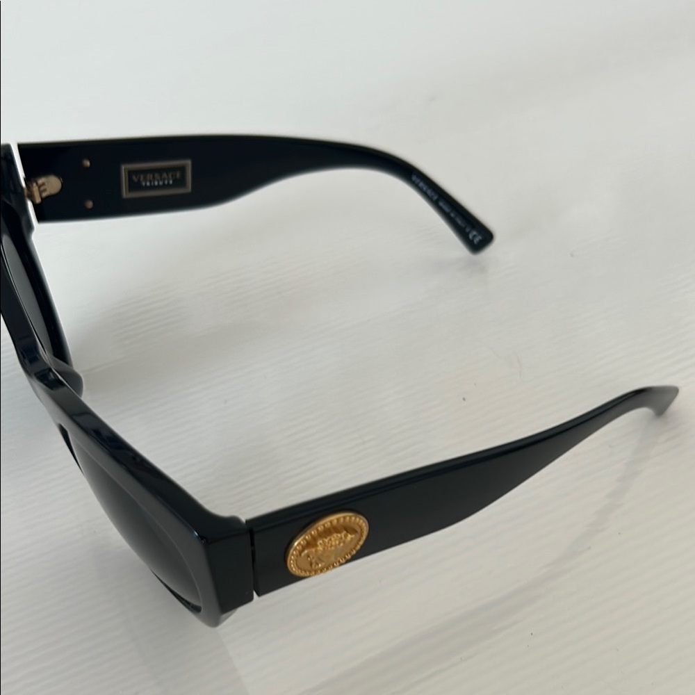 Authentic Versace Black medallion sunglasses - Picture 5 of 14